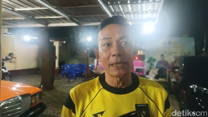 Ayah Emil Audero, Edi Mulyadi, saat ditemui detikBali seusai nonton bareng laga Jepang vs Indonesia di Polres Lombok Tengah, Selasa malam (10/6/2025).