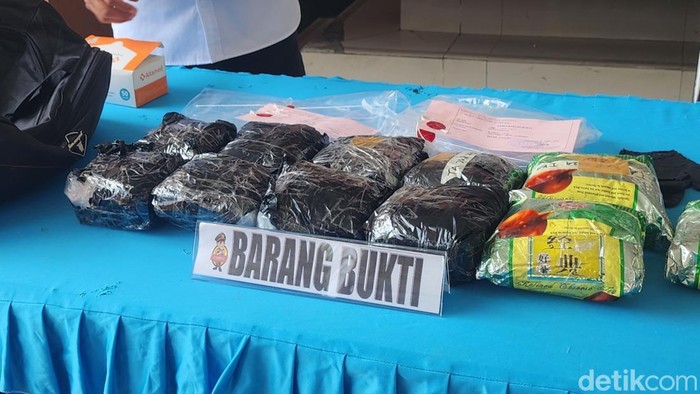 Barang bukti narkoba diamankan polisi.