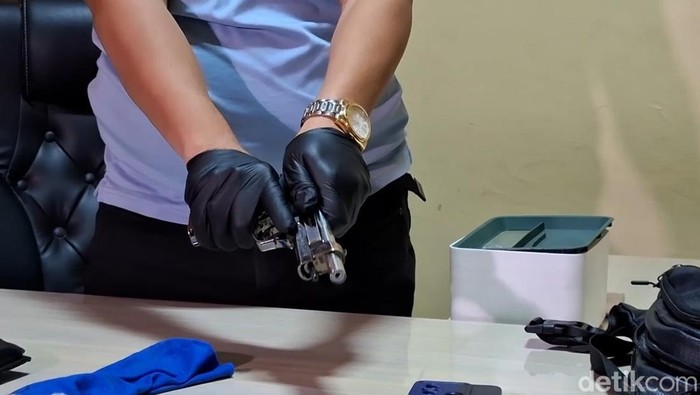 Barang bukti pistol korek yang digunakan sopir ekspedisi todong pemobil di Tol Cipularang