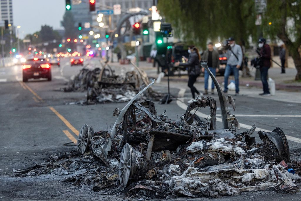 Beberapa taksi otomatis tanpa sopir (robotaxi) milik Waymo dibakar warga setempat dalam kerusuhan parah di Los Angeles, Amerika Serikat (AS). Polisi kesusahan meredakan amarah warga yang protes dengan penangkapan para imigran atas perintah pemerintahan Presiden AS Donald Trump, Senin (9/6/2025). (REUTERS/Jill Connelly)
