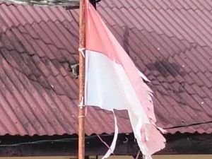 Miris! Bendera Merah Putih Lusuh dan Robek Berkibar di Kantor Lurah Belalau I