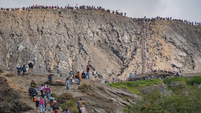 Masyarakat Suku Tengger mendaki kawah Gunung Bromo di Kawasan Taman Nasional Bromo Tengger Semeru (TNBTS), Kabupaten Probolinggo, Jawa Timur, Selasa (10/6/2025). Balai Besar TNBTS menutup total aktivitas wisata kawasan wisata Gunung Bromo pada 10-13 Juni 2025 untuk menghormati dan memberikan ruang bagi masyarakat Suku Tengger melaksanakan ritual tahunan Yadnya Kasada. ANTARA FOTO/Irfan Sumanjaya/tom.