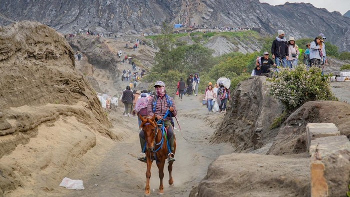 Bromo Tutup 4 Hari Saat Yadnya Kasada Masyarakat Suku Tengger mendaki kawah Gunung Bromo di Kawasan Taman Nasional Bromo Tengger Semeru (TNBTS), Kabupaten Probolinggo, Jawa Timur, Selasa (10/6/2025). Balai Besar TNBTS menutup total aktivitas wisata kawasan wisata Gunung Bromo pada 10-13 Juni 2025 untuk menghormati dan memberikan ruang bagi masyarakat Suku Tengger melaksanakan ritual tahunan Yadnya Kasada. ANTARA FOTO/Irfan Sumanjaya/tom.