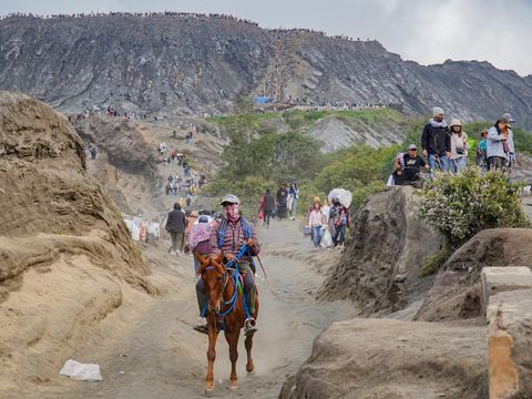Masyarakat Suku Tengger mendaki kawah Gunung Bromo di Kawasan Taman Nasional Bromo Tengger Semeru (TNBTS), Kabupaten Probolinggo, Jawa Timur, Selasa (10/6/2025). Balai Besar TNBTS menutup total aktivitas wisata kawasan wisata Gunung Bromo pada 10-13 Juni 2025 untuk menghormati dan memberikan ruang bagi masyarakat Suku Tengger melaksanakan ritual tahunan Yadnya Kasada. ANTARA FOTO/Irfan Sumanjaya/tom.