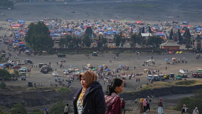 Bromo Tutup 4 Hari Saat Yadnya Kasada Masyarakat Suku Tengger mendaki kawah Gunung Bromo di Kawasan Taman Nasional Bromo Tengger Semeru (TNBTS), Kabupaten Probolinggo, Jawa Timur, Selasa (10/6/2025). Balai Besar TNBTS menutup total aktivitas wisata kawasan wisata Gunung Bromo pada 10-13 Juni 2025 untuk menghormati dan memberikan ruang bagi masyarakat Suku Tengger melaksanakan ritual tahunan Yadnya Kasada. ANTARA FOTO/Irfan Sumanjaya/tom.