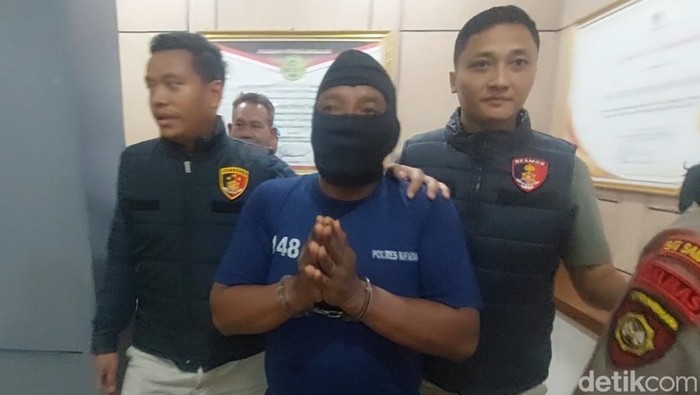 Budi saat digendang petugas ke aula Mapolres Kendal, Selasa (10/5/2025).