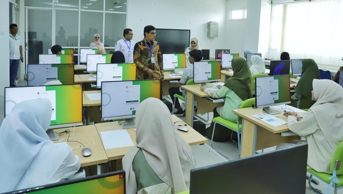 Calon mahasiswa mengikuti ujian masuk UIN Ar-Raniry Aceh. (Istimewa)