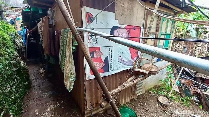 Penampakan rumah mantan sinden, Triwu, yang begitu lusuh di Krandegan, Kecamatan/Kabupaten Banjarnegara, Selasa (10/6/2025).