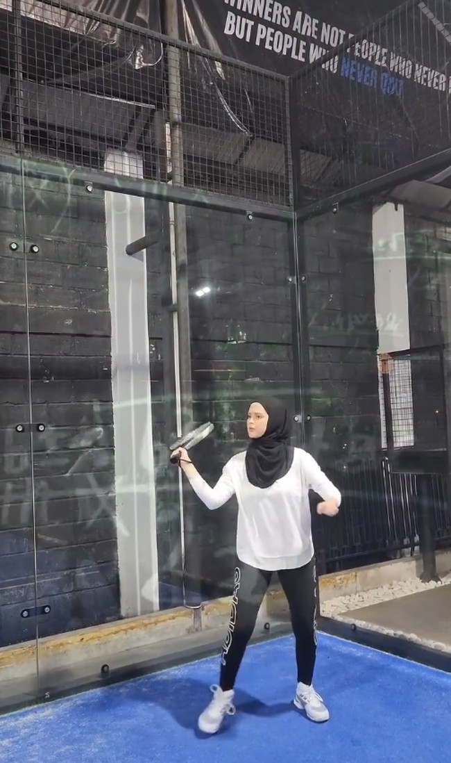 Dengan paduan warna monokrom yang chic, Cut Meyriska memperlihatkan gaya hijab sporty yang simpel tapi tetap modis. Hijab hitam dan baju olahraga putih jadi pilihan tepat untuk tampil percaya diri saat bermain padel. Foto: Dok. Instagram @cutratumeyriska.