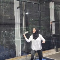 Dengan paduan warna monokrom yang chic, Cut Meyriska memperlihatkan gaya hijab sporty yang simpel tapi tetap modis. Hijab hitam dan baju olahraga putih jadi pilihan tepat untuk tampil percaya diri saat bermain padel. Foto: Dok. Instagram @cutratumeyriska.