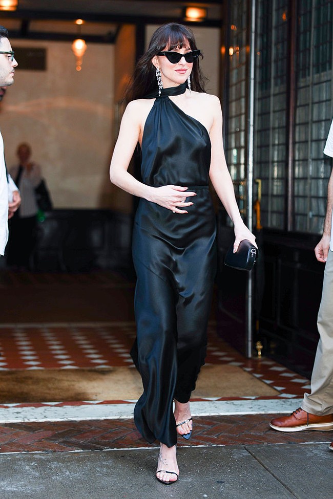 Dua hari setelahnya ketika menghadiri premiere film ‘Materialists’ pada Sabtu (7/6/2025) di Dolby Theater, New York City, wanita 35 tahun ini mengenakan gaun satin hitam dengan potongan halter neck. Foto: GC Images/Aeon