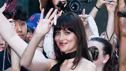 Alasan Dakota Johnson dan Chris Martin Putus