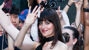 Dakota Johnson gagal move on setiap kali dirinya berpisah dari Chris Martin. Foto: GC Images/Aeon