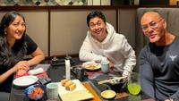 Menjadi seorang entertainer membuat Deddy Corbuzier memiliki teman dekat dari kalangan selebriti. Misalnya Raditya Dika dan Putri Tanjung yang diajak makan bersama. Foto: Instagram/mastercorbuzier