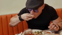 Gadang Barubah, nama restoran padang miliknya, digandrungi banyak food vlogger hingga pelanggan biasa. Lauknya yang variatif membuat Deddy Corbuzier sendiri kalap ketika makan di sana. Foto: Instagram/mastercorbuzier