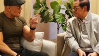 Minum kopi juga menjadi pilihannya ketika berbincang dengan para petinggi. Seperti ketika menyambut Pramono Anung dalam jamuan hangatnya. Foto: Instagram/mastercorbuzier