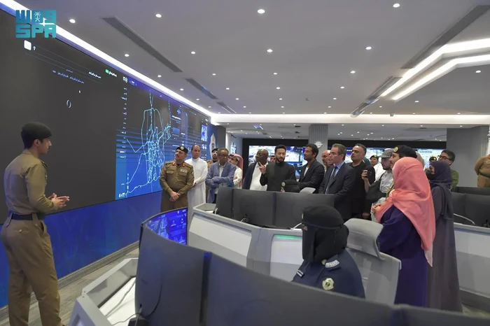 Delegasi media internasional mengunjungi pusat kontrol tempat suci di Mina, Minggu (8/6/2025).