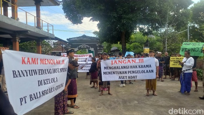 Puluhan krama Desa Adat Pejarakan menggelar aksi damai menolak Air Panas Banyuwedang dikelola perusahaan swasta, Selasa (10/6/2025).