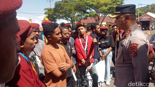 Kapolres Flores Timur sudah beraudiens dengan Cipayung Plus Flores Timur di depan Kantor Polisi, Selasa (10/6/2025).