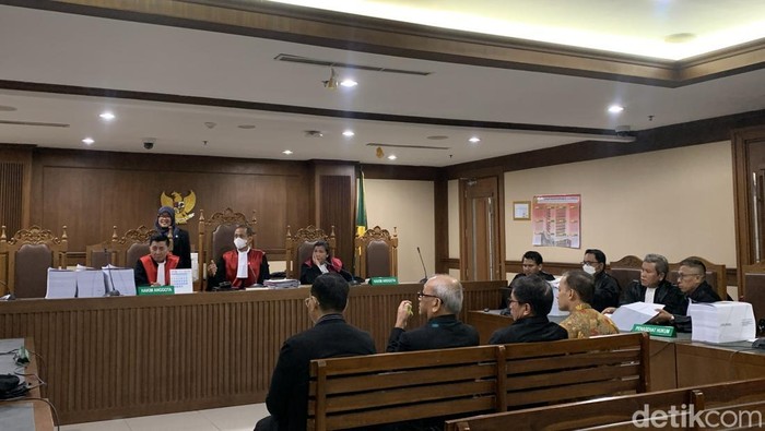 Direktur Pengembangan Perumda Pembangunan Sarana Jaya (PPSJ) periode 2019-2024, Indra Sukmono Arharrys dituntut 5,5 tahun penjara. (Mulia/detikcom)