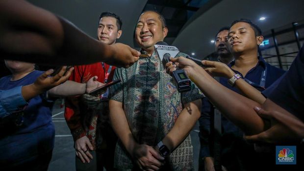 Direktur Utama PT Sri Rejeki Isman Tbk atau (Sritex) periode 2005-2022, Iwan Kurniawan Lukminto menyampaikan keterengan pers usai menjalani pemeriksaan di Gedung Kejaksaan Agung, Jakarta, Selasa (10/6/2025). (CNBC Indonesia/Faisal Rahman)