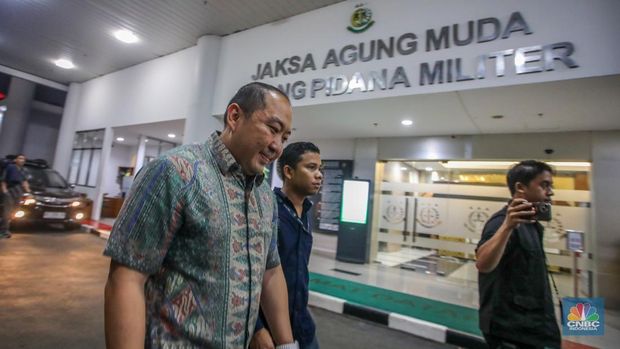 Direktur Utama PT Sri Rejeki Isman Tbk atau (Sritex) periode 2005-2022, Iwan Kurniawan Lukminto menyampaikan keterengan pers usai menjalani pemeriksaan di Gedung Kejaksaan Agung, Jakarta, Selasa (10/6/2025). (CNBC Indonesia/Faisal Rahman)