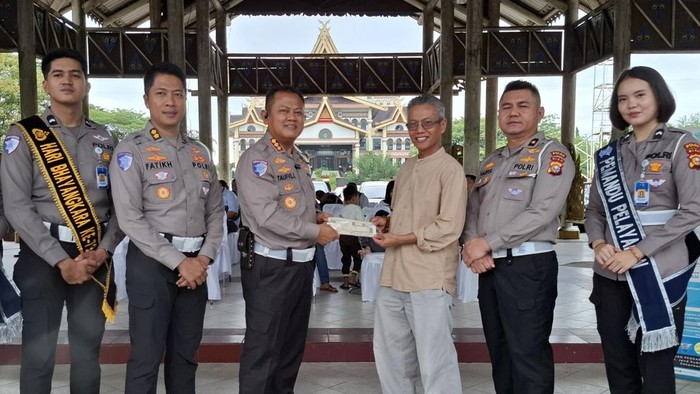 Dirlantas Polda Riau Kombes Taufiq saat menyerahkan STNK secara simbolis kepada masyarakat (Dok Raja Adil Siregar/detikSumut)