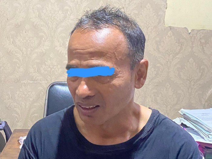 Driver ojol yang pamer kelamin ke 2 wanita di halte bus Jalan Jenderal Sudirman, Bantu, Senin (9/6/2025) malam.