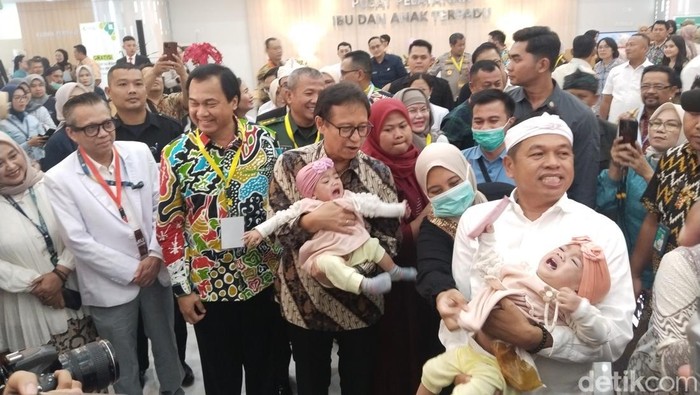 Dua bayi kembar siam, Nadia dan Nadira saat digendong Menkes Budi Gunadi dan Gubernur Jabar Dedi Mulyadi. Keduanya sukses menjalani operasi pemisahan di RSHS Bandung.