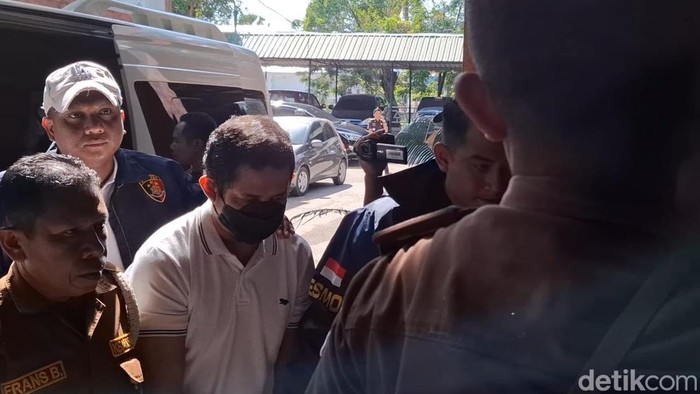 Eks Kapolres Ngada, Fajar, saat diserahkan ke Kejari Kupang, Selasa (10/6/2025).