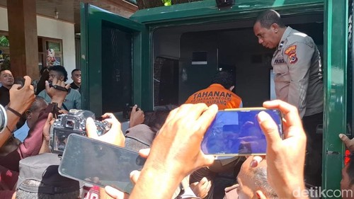 Fajar saat digiring ke mobil tahanan dari Kejari Kota Kupang ke Rutan Kelas IIB Kupang, NTT, Selasa (10/6/2025).