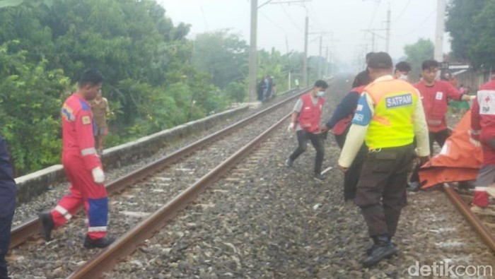 Evakuasi korban tertabrak KA di Ketandan, Klaten Utara, Selasa (10/6/2025).