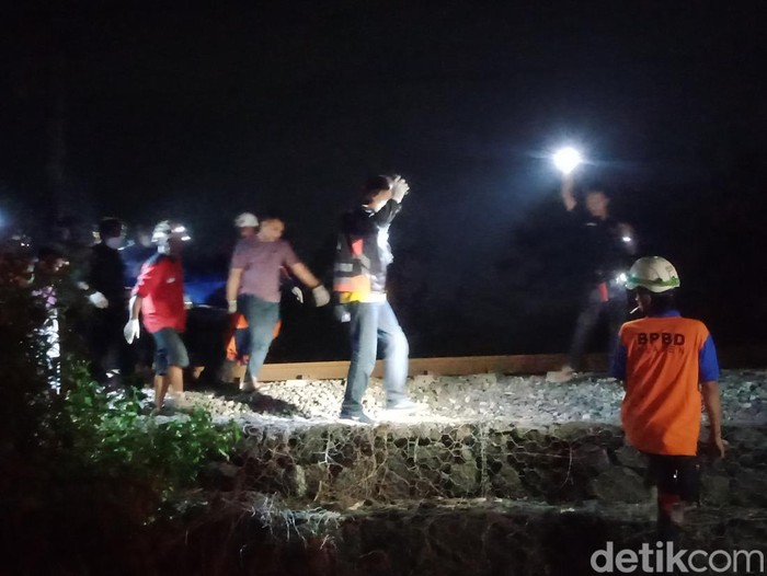 Evakuasi korban tertabrak kereta api di Delanggu, Klaten, Senin (9/6/2025) malam.