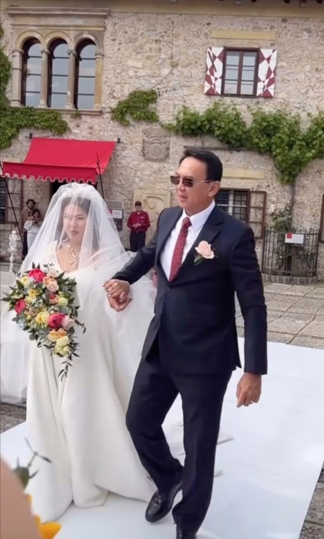 Fifi Lety Tjahaja Purnama, adik mantan Gubernur DKI Jakarta Basuki Tjahaja Purnama (Ahok) baru saja menikah. Pernikahan tersebut digelar di gereja Bled Castle, Slovenia, pada Minggu (25/5/25). Foto: Instagram/@fifiletytjahajapurnama