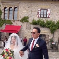 Fifi Lety Tjahaja Purnama, adik mantan Gubernur DKI Jakarta Basuki Tjahaja Purnama (Ahok) baru saja menikah. Pernikahan tersebut digelar di gereja Bled Castle, Slovenia, pada Minggu (25/5/25). Foto: Instagram/@fifiletytjahajapurnama