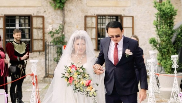 7 Foto Pernikahan Fifi Lety Adik Ahok di Slovenia, Menikah di Usia 56 Tahun