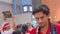 Pedangdut Fitri Carlina menyambut pemain Timnas Indonesia di Bandara Internasional Kansai, Osaka pada Sabtu (7/6/2025). Foto: instagram Fitri Carlina