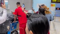 Ia membagikan momen kedatangan Timnas Indonesia dalam Instagram miliknya. Foto: instagram Fitri Carlina