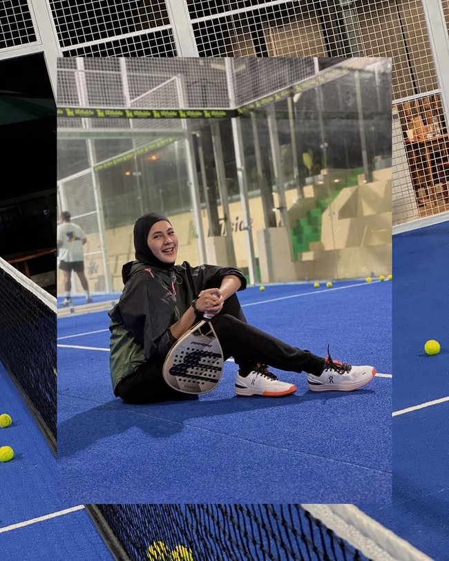 Paula Verhoeven memadukan kenyamanan dan gaya saat olahraga padel dengan hijab olahraga hitam dan jaket army look di lapangan padel. Ia mengaku mulai menyukai olahraga padel. Wah emang bener ya sekali main bisa langsung #terpadelpadel, mau dapet lapangan di ujung dunia pun tetep di jabanin asalkan sama @tya_ariestya, tulis keterangan postingan @paula_verhoeven. Foto: Dok. Instagram @paula_verhoeven.