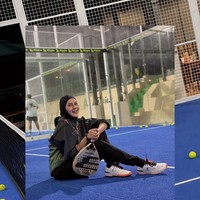 Paula Verhoeven memadukan kenyamanan dan gaya saat olahraga padel dengan hijab olahraga hitam dan jaket army look di lapangan padel. Ia mengaku mulai menyukai olahraga padel. Wah emang bener ya sekali main bisa langsung #terpadelpadel, mau dapet lapangan di ujung dunia pun tetep di jabanin asalkan sama @tya_ariestya, tulis keterangan postingan @paula_verhoeven. Foto: Dok. Instagram @paula_verhoeven.