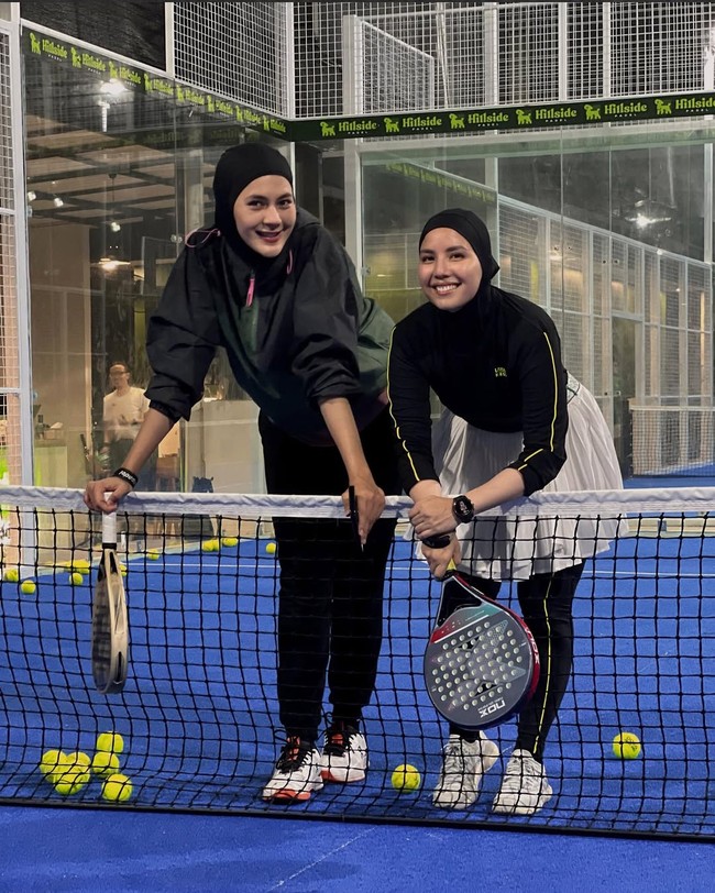 Tya Ariestya dan Paula Verhoeven membagikan momen saat olahraga padel bersama. Tya mengenakan hijab dan baju olahraga hitam dipadu rok putih dan legging hitam. Keduanya terlihat bersenang-senang. Foto: Dok. Instagram @paula_verhoeven.