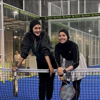 Tya Ariestya dan Paula Verhoeven membagikan momen saat olahraga padel bersama. Tya mengenakan hijab dan baju olahraga hitam dipadu rok putih dan legging hitam. Keduanya terlihat bersenang-senang. Foto: Dok. Instagram @paula_verhoeven.
