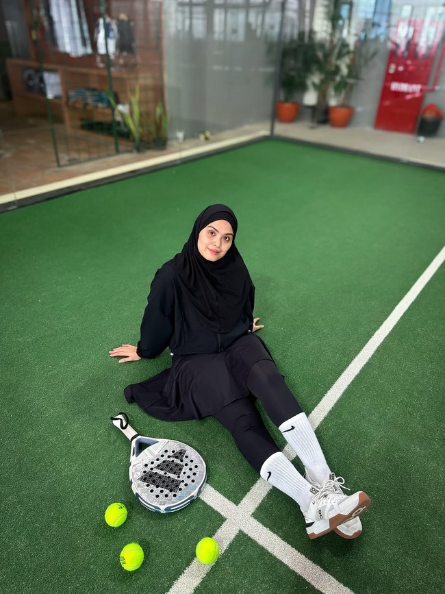 All black look jadi pilihan Vebby Palwinta saat main padel! Dengan baju olahraga dan hijab hitam, gaya Vebby tampak simpel tapi tetap kece. Cocok buat hijabers yang ingin tampil praktis namun tetap stylish saat olahraga. Ia memadukan kaus kaki dan sneaker warna putih. Foto: Dok. Instagram @vebbypalwinta.