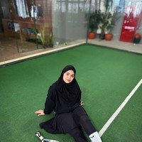 All black look jadi pilihan Vebby Palwinta saat main padel! Dengan baju olahraga dan hijab hitam, gaya Vebby tampak simpel tapi tetap kece. Cocok buat hijabers yang ingin tampil praktis namun tetap stylish saat olahraga. Ia memadukan kaus kaki dan sneaker warna putih. Foto: Dok. Instagram @vebbypalwinta.