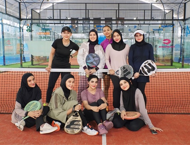 Zaskia Sungkar yang hobi berkuda mengungkapkan mulai menikmati olahraga padel. Dalam foto ini, ia bermain padel bersama Shireen Sungkar, Paula Verhoeven, Ashanty, Tya Ariestya, dan Aurel Hermansyah. Foto: Dok. Instagram @zaskiasungkar15.