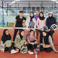 Zaskia Sungkar yang hobi berkuda mengungkapkan mulai menikmati olahraga padel. Dalam foto ini, ia bermain padel bersama Shireen Sungkar, Paula Verhoeven, Ashanty, Tya Ariestya, dan Aurel Hermansyah. Foto: Dok. Instagram @zaskiasungkar15.