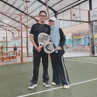 Alyssa Soebandono tampil anggun dan sporty dengan hijab syari warna biru yang dipadukan dengan topi cream serta setelan olahraga hitam saat bermain padel. Ia ditemani oleh suami, Dude Herlino saat bermain padel. Foto: Dok. Instagram @ichasoebandono.