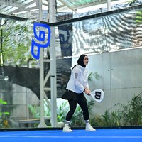 Citra Kirana tampil sporty dengan hijab olahraga hitam yang dipadukan dengan jaket dan sneaker putih saat bermain padel. Perpaduan warna monokrom yang simpel ini menjadi andalan para hijabers untuk olahraga. Foto: Dok. Instagram @citraciki.