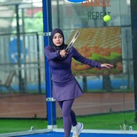 Aurel Hermansyah tampil sporty sekaligus stylish dengan setelan olahraga dan hijab ungu yang mencuri perhatian. Gayanya yang simpel tapi matching ini jadi inspirasi hijab look buat kamu yang aktif bergerak. Foto: Dok. Instagram @aurelie.hermansyah.
