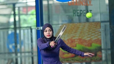 10 Gaya Hijab Artis Saat Main Padel, Paula Verhoeven hingga Aurel Hermansyah